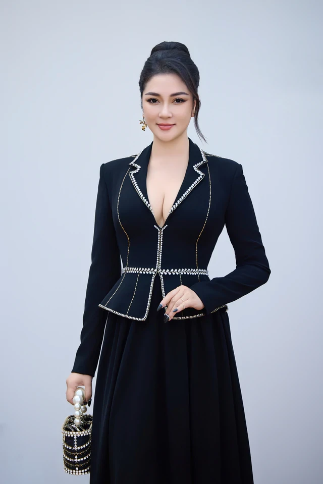 roi-xa-hao-quang-showbiz-hoa-hau-tung-song-trong-nha-mai-la-nay-o-biet-thu-ha-noi-vua-nhan-bang-tien-si-3-1792030977.webp