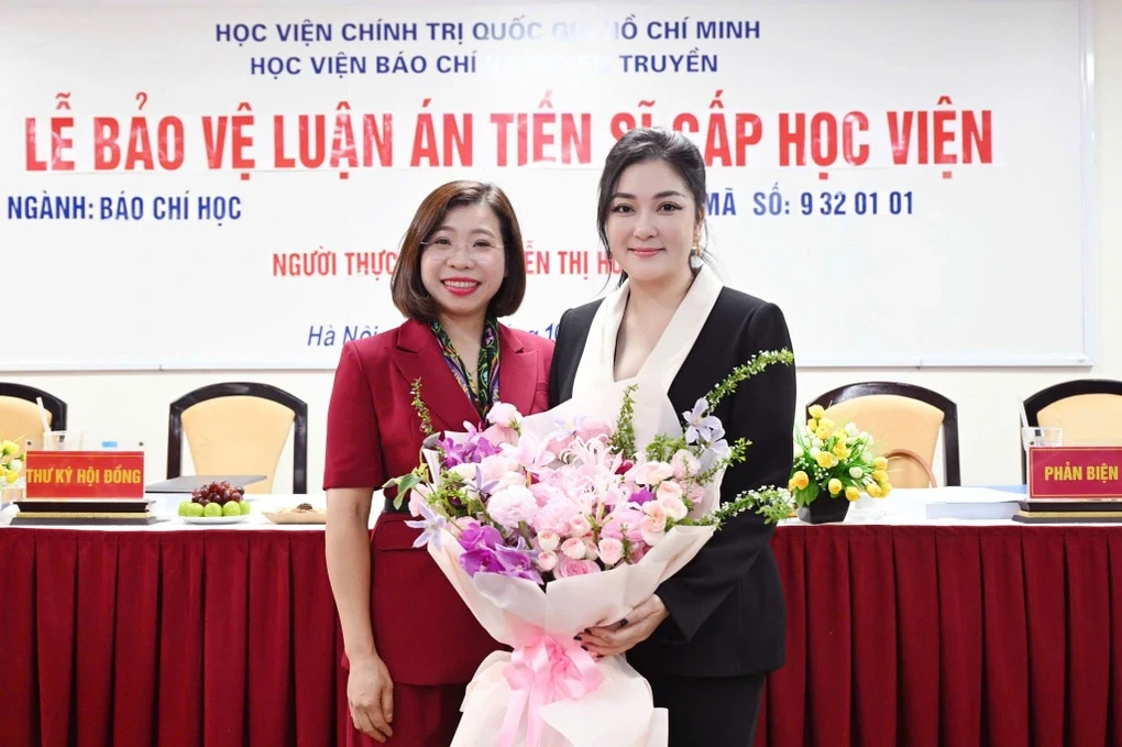 roi-xa-hao-quang-showbiz-hoa-hau-tung-song-trong-nha-mai-la-nay-o-biet-thu-ha-noi-vua-nhan-bang-tien-si-4-1792030978.webp
