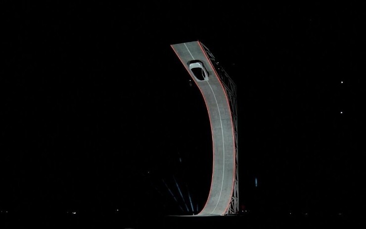 elon-musk-va-tesla-gioi-thieu-mau-roadster-moi-o-to-bay-tang-toc-len-965-kmh-chi-trong-081-giay-1-1792208647.jpg