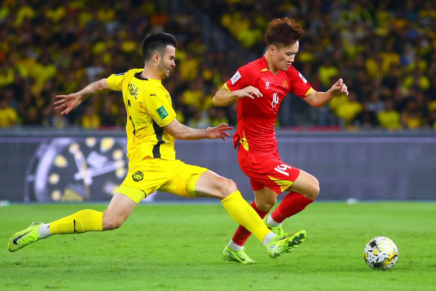 dt-malaysia-lam-gia-ho-so-7-cau-thu-van-vao-de-cu-afc-nha-bao-quoc-te-phan-no-len-tieng-1-1792384516.jpg