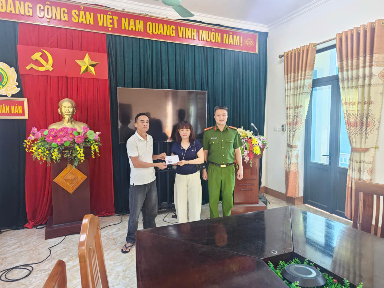 ly-van-dung-nhan-tien-chuyen-nham-1792381600.png