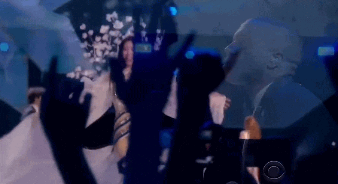 dang-sau-man-tai-xuat-victorias-secret-cua-he-mong-dao-thieu-gia-song-bac-tu-hao-khoe-vo-4-1792470805.gif