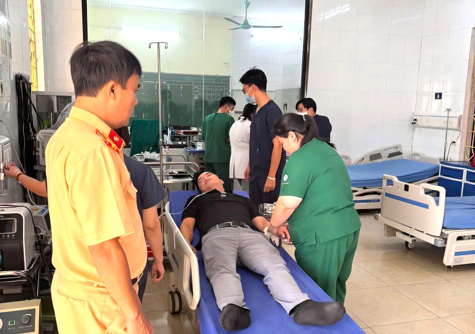 photo-library-20261022094716-4d270160-1c99-4694-930d-26ed0e322fe7-csgt-uong-thuy-lao-cai-kip-thoi-ho-tro-nguoi-an-ong-gap-van-e-suc-khoe-tren-quoc-lo-2d-1792719062.jpeg