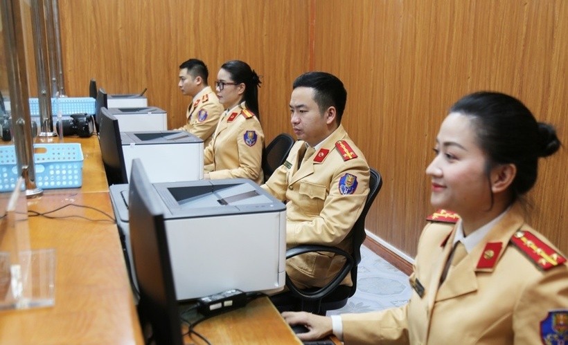 tu-8-3-cong-an-nhan-ho-so-cap-doi-giay-phep-lai-xe-ca-ngay-thu-bay-06491998-1740966195.jpg