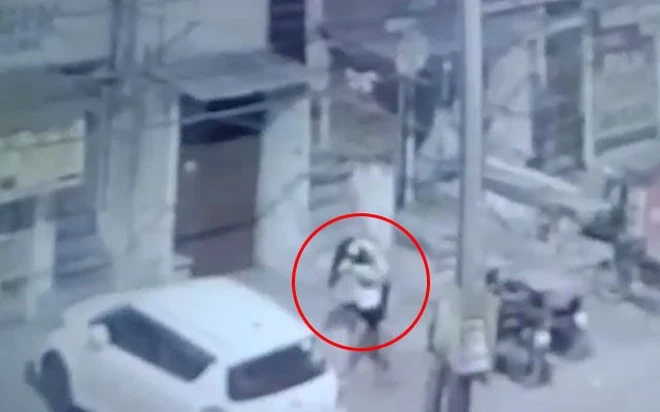 3naa73bgdelhi-woman-falls-from-4th-floor-incident-captured-on-cctv-cameramarch-13625x30014march21-17415725644851480301577-0-0-400-640-crop-1741572570165830228183-1741580539.webp