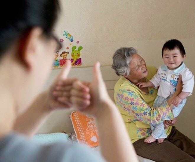 me-chong-ngu-mot-minh-nhung-luon-noi-dem-nao-cung-co-nguoi-keo-chan-toi-bi-mat-xem-camera-thi-oa-kho-me-chong-len-cham-chau-1-nam-luc-ve-doi-96-trieu-d-1742963259-332-width660height550-1743071087.jpg