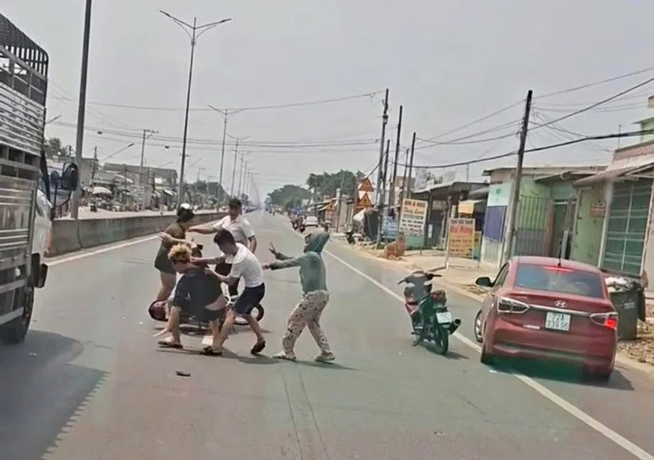 bi-danh-nghi-do-va-cham-giao-thong-1744174435.jpg
