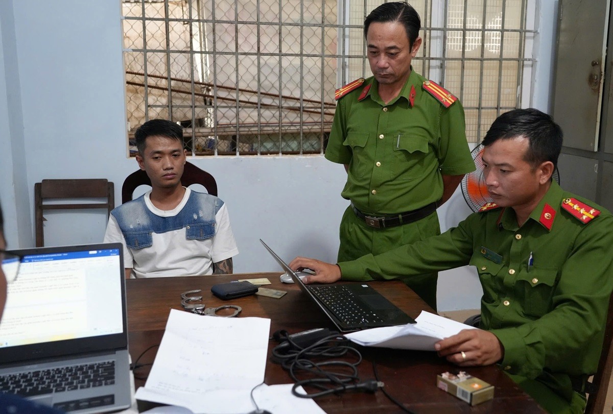 nhom-thanh-nien-vo-co-dam-trong-thuong-tai-xe-taxi-truoc-quan-karaoke-77229-1744274504.jpg