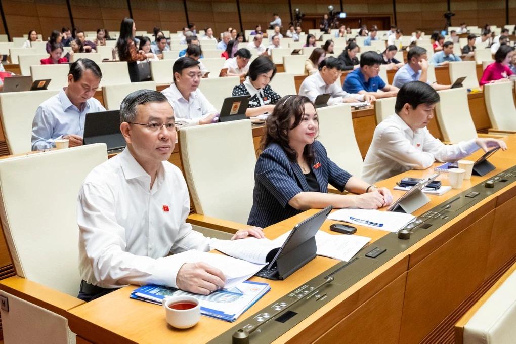 quoc-hoi-ban-viec-giam-thue-vat-den-het-nam-2026-1748341480209-1748396571.webp
