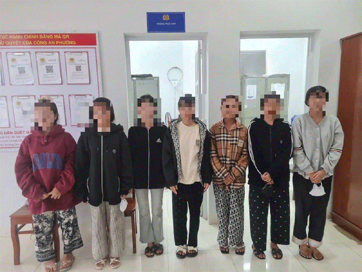 nhom-thieu-nu-tai-co-quan-cong-an-1748923243.gif