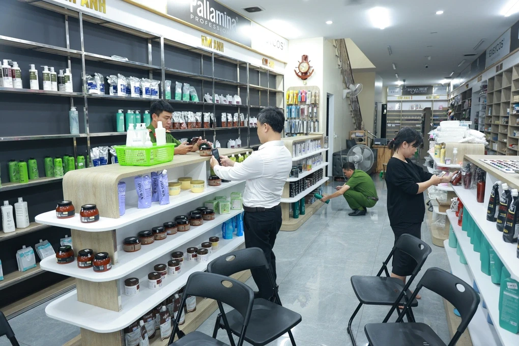 co-quan-cong-an-kiem-tra-kho-hangcong-anjpg-1750845509179-1750904261.webp