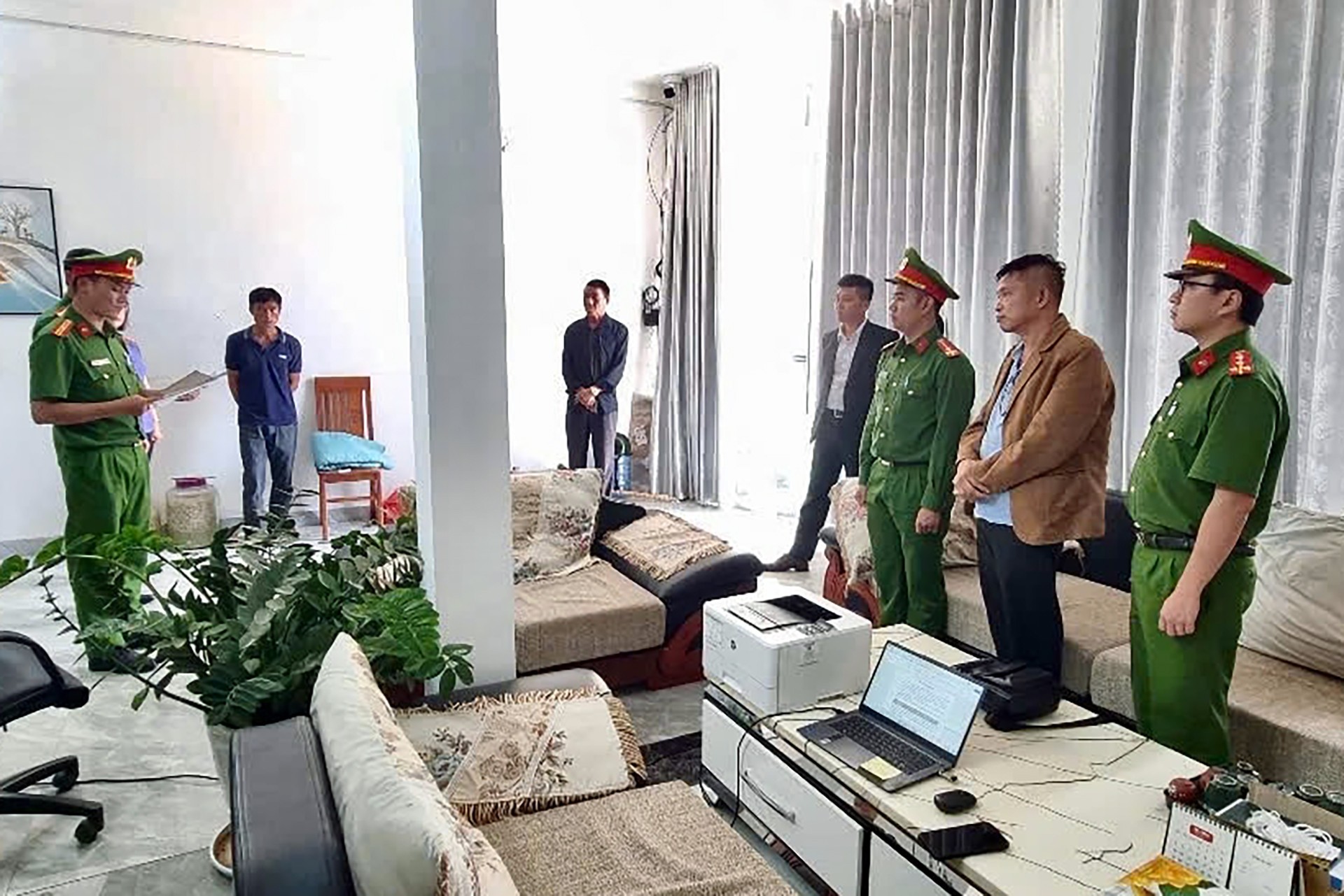 ong-nguyen-khac-hung-thu-hai-ben-phai-qua-nghe-doc-quyet-dinh-khoi-to-vu-an-bat-tam-giam-anh-nx-1675-1753537077.jpg