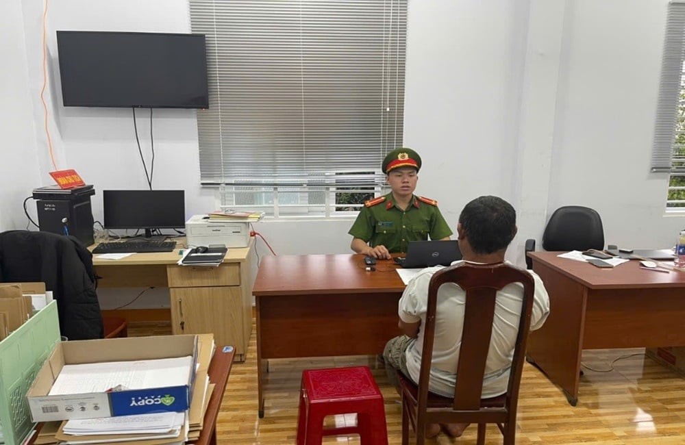 cam-dao-de-doa-canh-sat-giao-thong-1412-1754468026.jpg