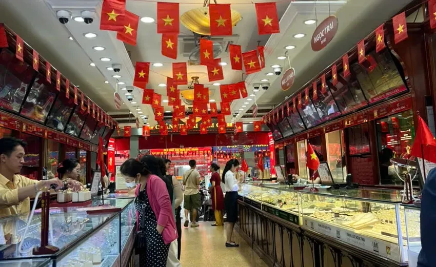 gia-vang-the-gioi-tang-manh-keo-gia-vang-mieng-sjc-vuot-130-trieu-dong-luong-9010-4001jpg-1756871651.webp