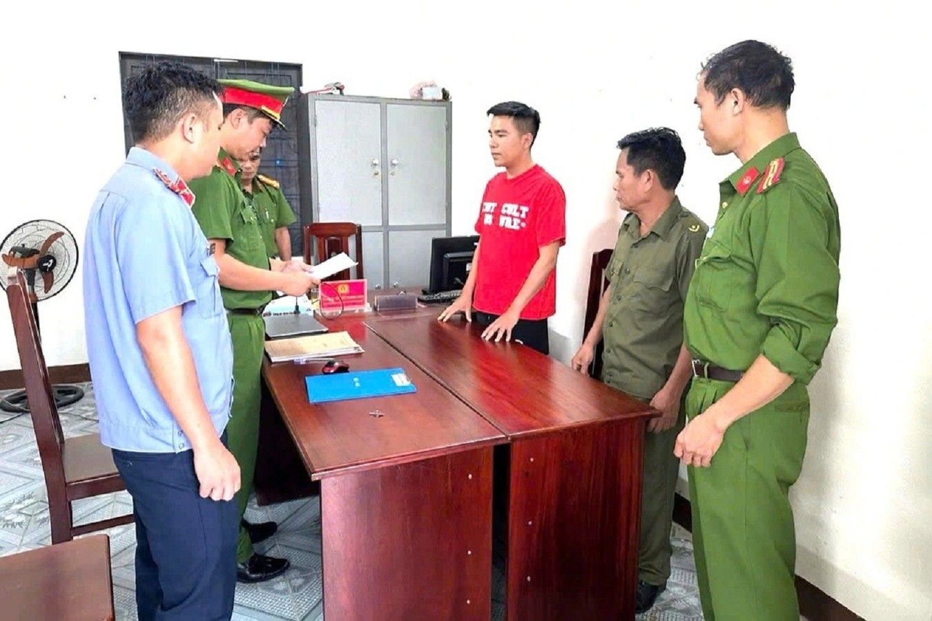 tin-phap-luat-noi-bat-24h-qua-phat-hien-9-chan-dai-lam-dieu-mo-am-cung-8-nguoi-dan-ong-luc-rang-sang-2-1744296816.jpg