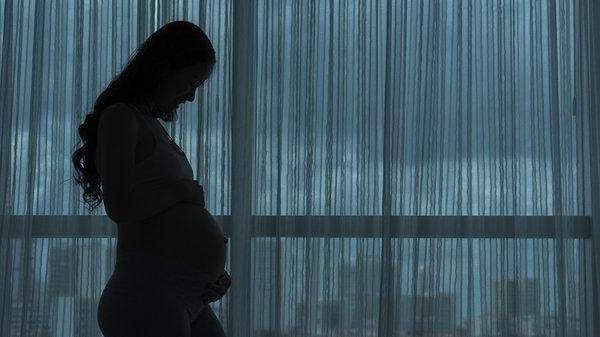 khong-the-ngo-cam-xuc-khi-mang-thai-co-the-anh-huong-toi-em-be-nhieu-den-vay-pregnant-depression-wide-12c6904a81fcbba8ffda6748f-1514390104-826-width600height337-1750216303.jpg