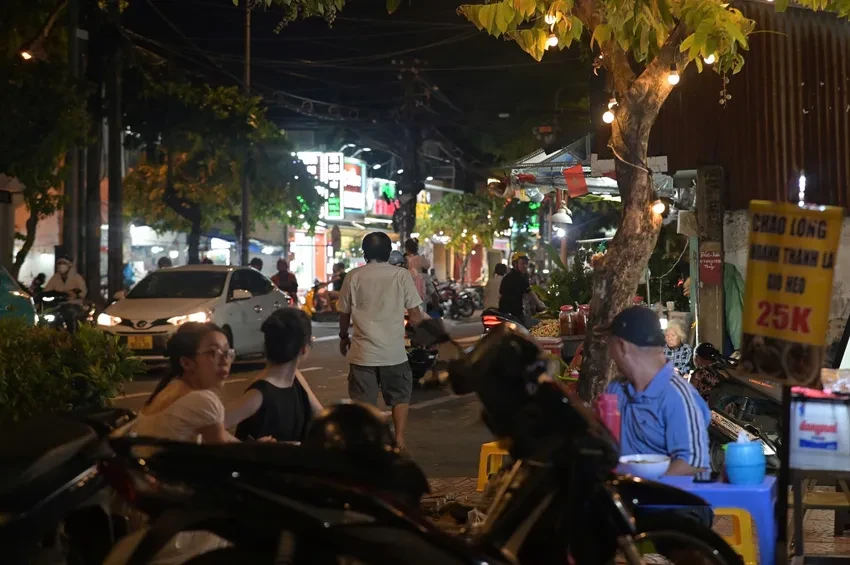 tp-hcm-bi-kiem-tra-nong-do-con-nguoi-dan-ong-bo-lai-xe-may-roi-chay-bo-4-9521-6646jpg-1754016357.webp