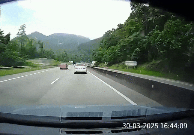 lorry-overturns-crashes-cars-3-members-of-m-sian-family-killed-after-lorry-overturns-crashes-into-cars-driver-remanded-1743432782.gif