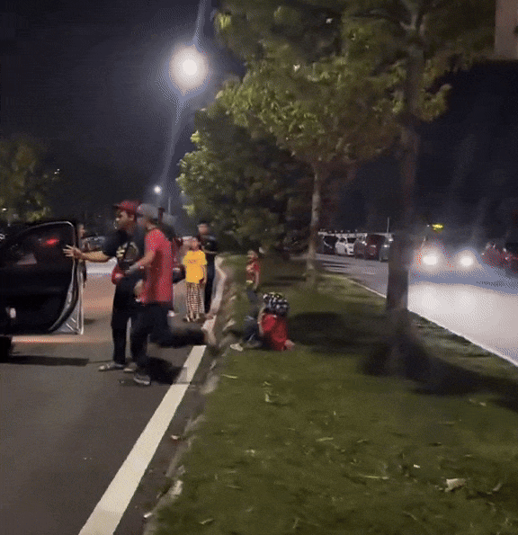 man-punches-female-driver-2-man-in-m-sia-punches-female-driver-who-knocked-into-his-family-gets-arrested-1743414395.gif