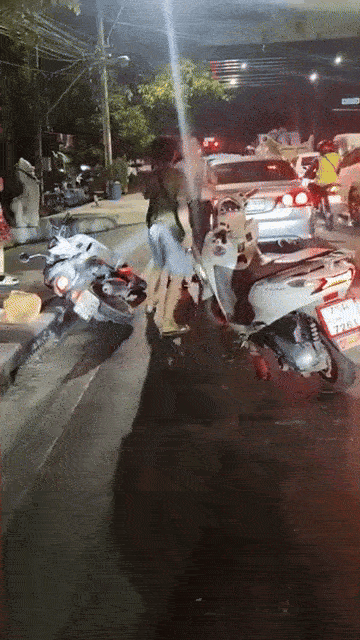 jealous-ex-machete-4-jealous-ex-in-thailand-attacks-woman-s-new-boyfriend-with-massive-machete-in-middle-of-traffic-1743694475.gif