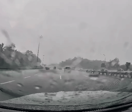 car-struck-by-lightning-lightning-strikes-moving-car-on-m-sia-highway-netizens-wonder-if-passengers-were-hurt-1748226932.gif
