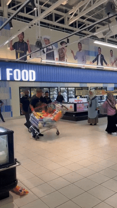 throw-groceries-3-man-gets-upset-over-wife-s-shopping-throws-groceries-flips-trolley-in-m-sia-supermarket-1749185307.gif