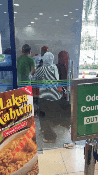 couple-china-cutting-queue-4-uncle-tells-couple-from-china-not-to-cut-queue-at-convenience-store-in-m-sia-gets-beaten-up-put-in-headlock-1749700577.gif