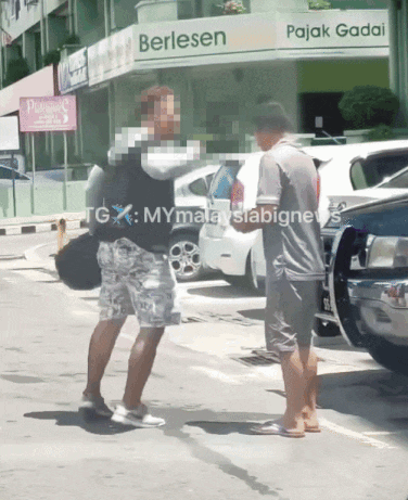 motorcyclist-punches-kicks-car-driver-3-motorcyclist-in-m-sia-punches-kicks-car-driver-following-minor-collision-despite-driver-s-profuse-apology-1751249675.gif