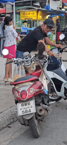 ezgif-6ff0266705a204-bees-build-nest-on-parked-motorcycle-in-thailand-while-owner-is-having-meal-swarm-entire-mirror-1752654564.gif