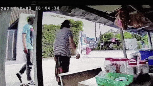steal-auntie-then-apologising-1-man-in-thailand-attempts-to-steal-necklace-from-auntie-fails-apologises-1754538835.gif