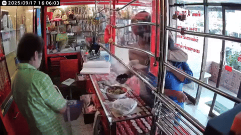 ezgif-1197ec01bebc13-knife-wielding-man-robs-gold-shop-in-thailand-holds-customer-hostage-at-knifepoint-1758510039.gif