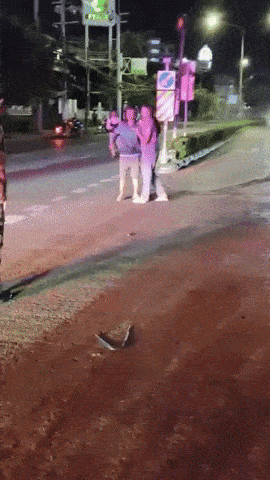 ezgif-30e99cba919490-man-in-thailand-holds-wife-at-knifepoint-on-street-after-allegedly-discovering-her-affair-1758859741.gif