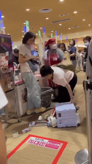 ezgif-woman-in-hong-kong-supermarket-topples-flings-shopping-cart-in-argument-that-turned-physical-1760520348.gif