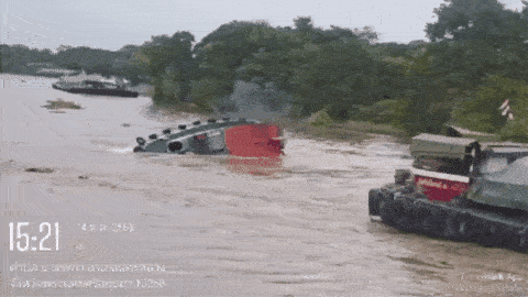 ezgif-33aec3a133bed7-pregnant-woman-dies-after-tugboat-capsizes-in-thailand-river-1761728586.gif