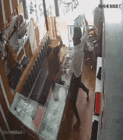 ezgif-5b8d4dd260b52d89-woman-in-india-attempts-to-rob-jewellery-store-using-chilli-powder-gets-beaten-out-of-shop-instead-1763440555.gif