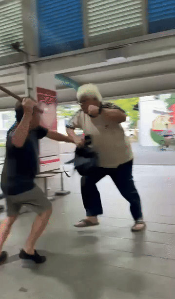 telok-fight-gif-1-2-elderly-men-fight-at-telok-blangah-crescent-food-centre-both-get-arrested-1764148168.gif