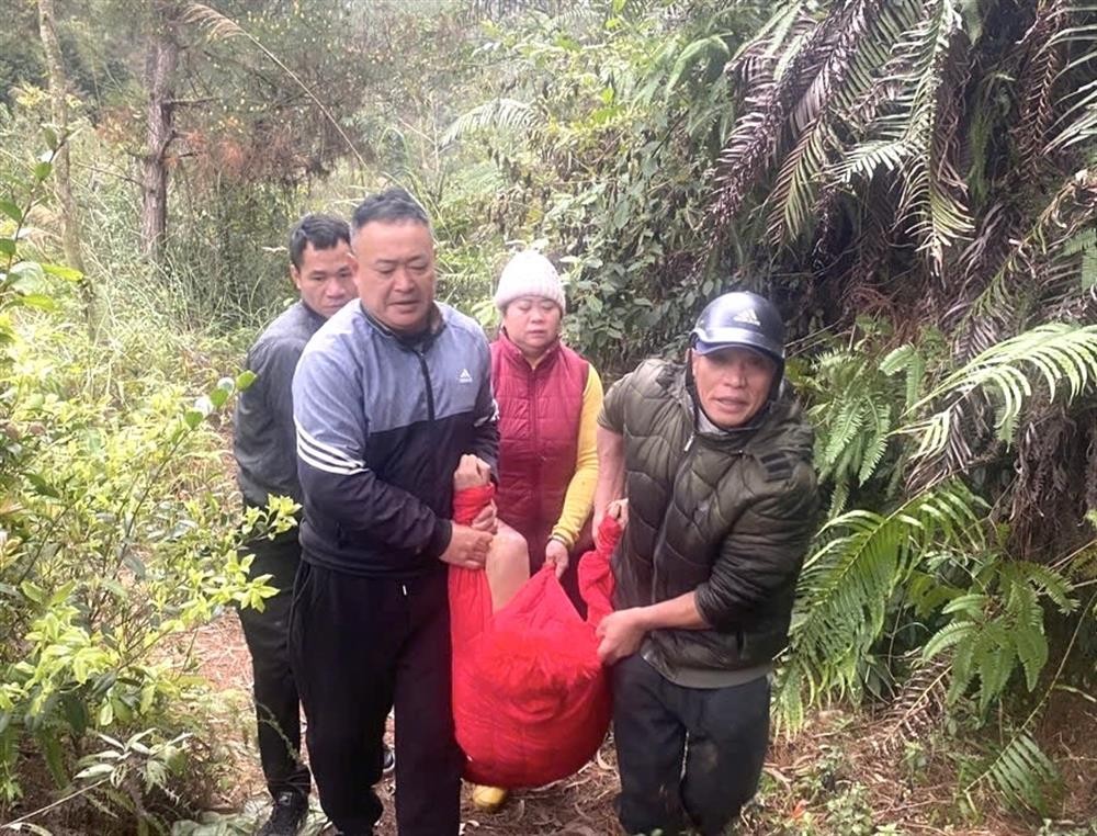 anh-luc-luong-chuc-nang-ho-tro-dua-cong-dan-bi-lac-trong-rung-di-cap-cuu-1740564955.jpg
