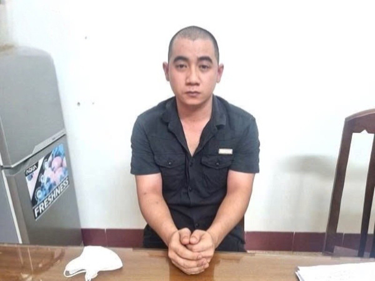 tai-xe-lao-o-to-vao-quan-nhau-1-1759894848.jpg