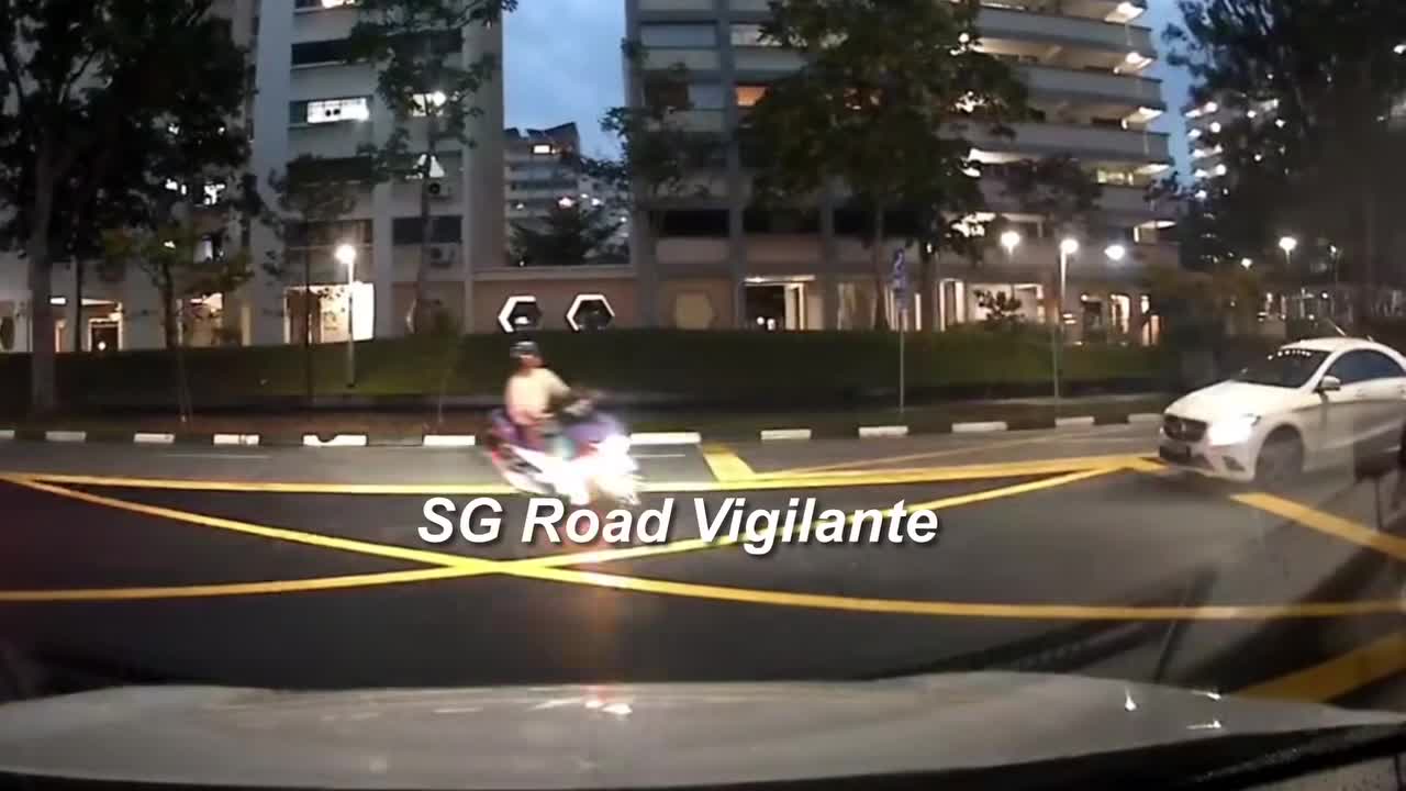 18apr2025-1918hrs-simei-road-accident-btw-two-motorcyclists-in-the-yellow-box-1745202684.mp4