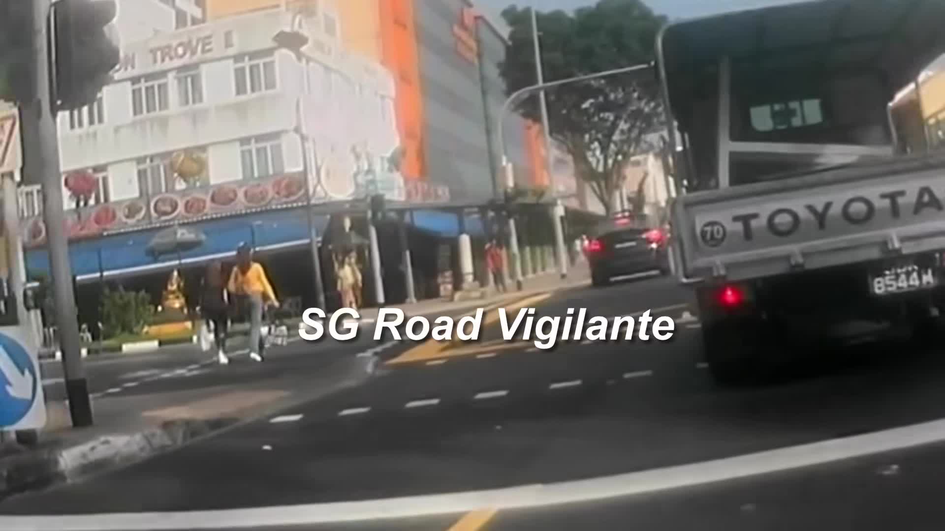1jun2025-geylang-road-cyclist-ignoring-red-light-signal-get-hit-by-snj5861e-tesla-model-y-1748917756.mp4