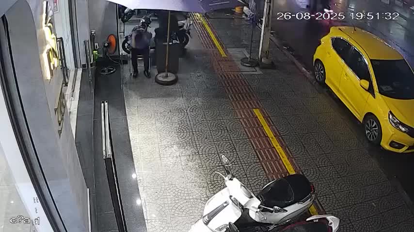 2-doan-clip-vu-doi-tuong-mac-ao-grab-dap-tu-kinh-cuop-tiem-vang-o-da-nang-1756263145.mp4