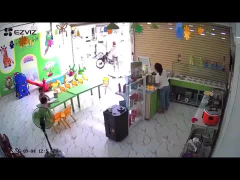 2-goc-camera-vu-nguoi-dan-ong-giat-dien-thoai-cua-be-3-tuoi-sau-vai-gio-da-bi-bat-1757143694.mp4