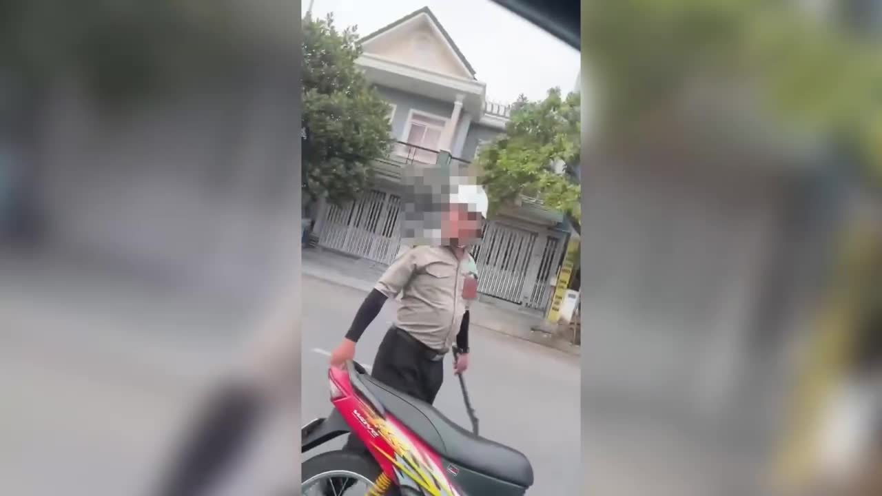 2-nguoi-mac-ao-bao-ve-chan-o-to-cam-hung-khi-de-doa-tai-xe-o-tphcm-bao-phap-luat-tp-ho-chi-minh-1770860533.mp4