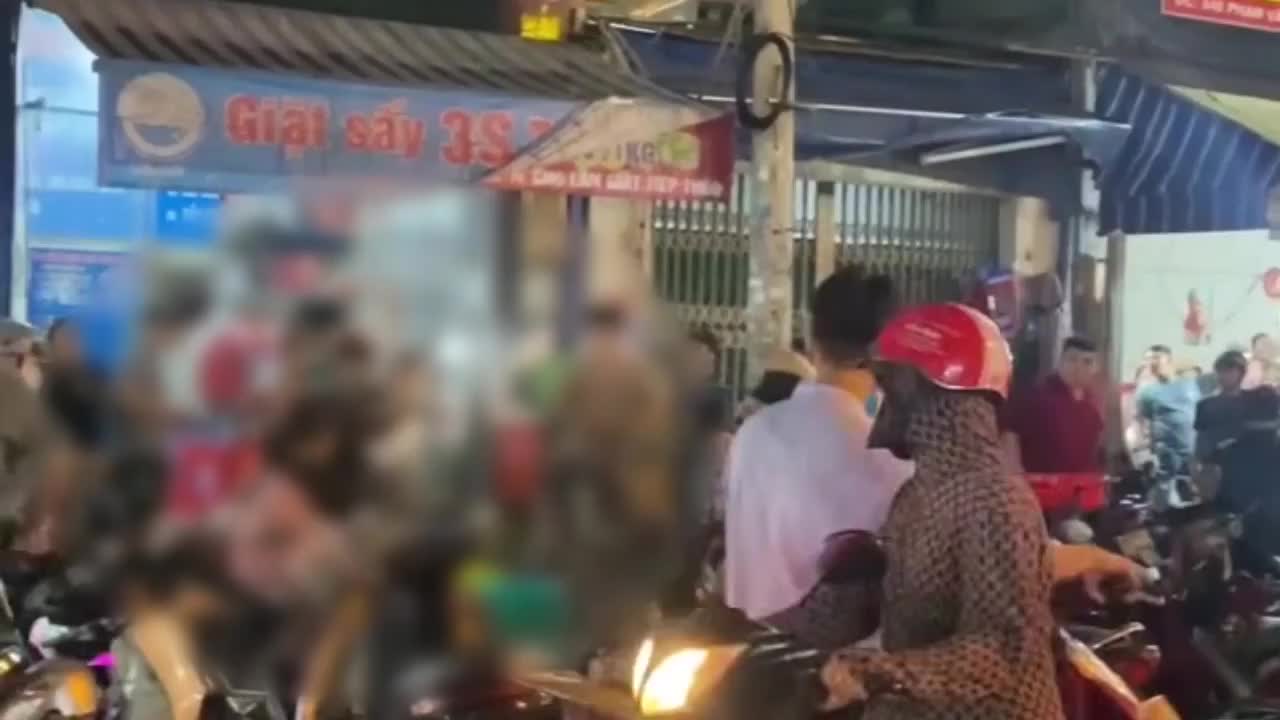 22-giay-vu-10-thanh-nien-quay-danh-mot-co-gai-tren-duong-o-tp-hcm-1757472034.mp4