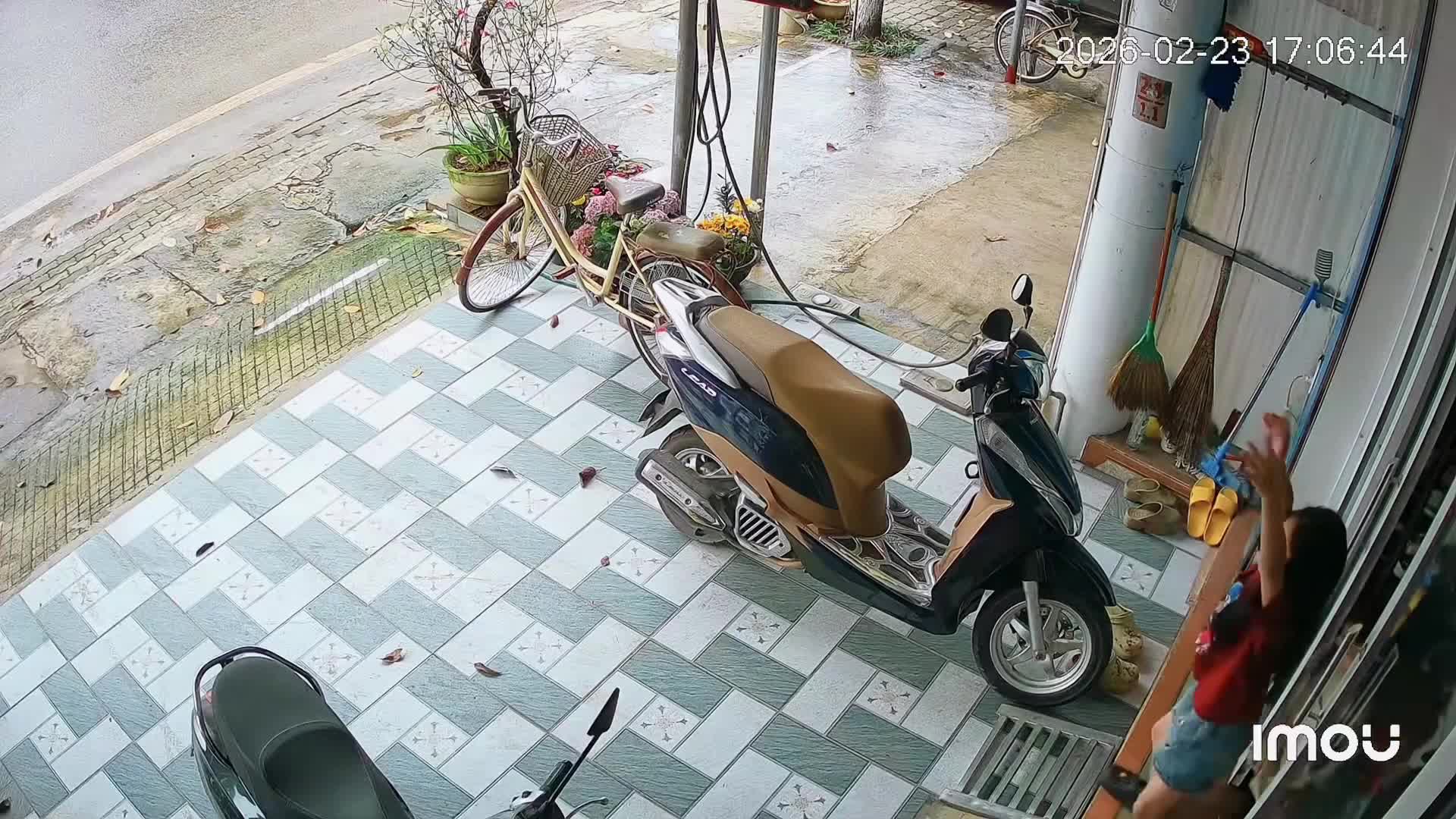 23-giay-truoc-cua-nha-cua-chien-si-cong-an-va-2-con-nho-gay-chu-y-dac-biet-1772508779.mp4