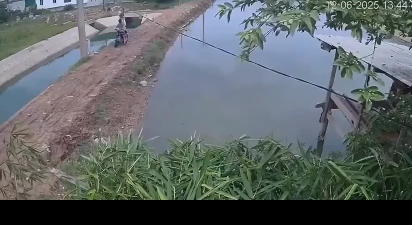 3-thieu-nien-bi-dien-giat-ben-bo-kenh-tieng-la-het-khien-ca-xom-kinh-so-lao-ra-ngoai-1749801057.mp4