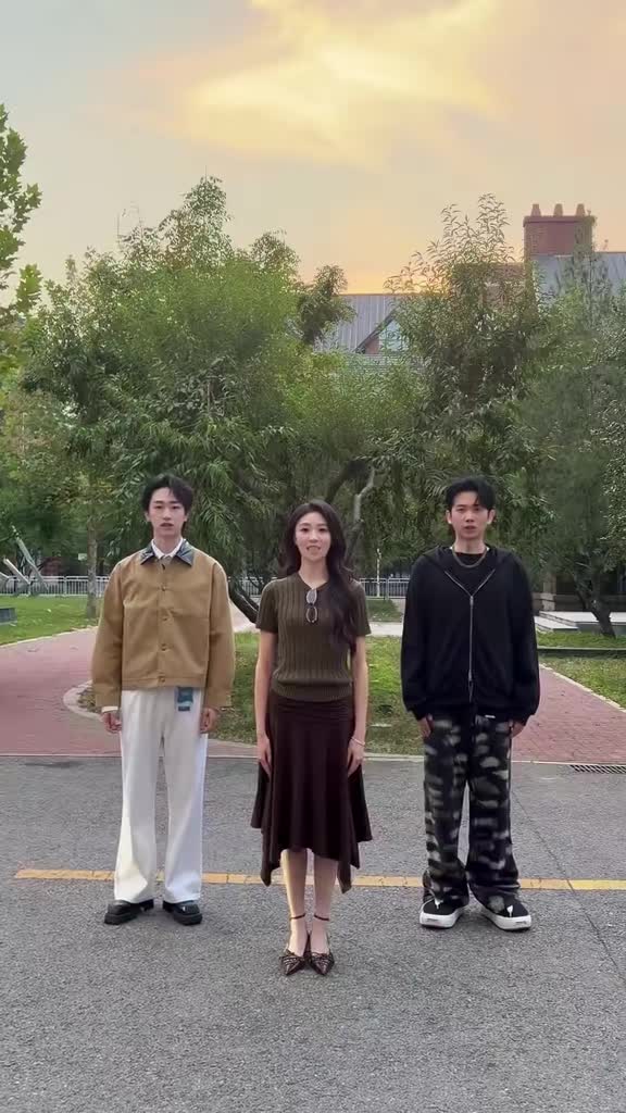 an-eight-year-old-dance-tutorial-has-resurfaced-online-turning-shanshenbu-into-one-of-chinas-latest-viral-trends-the-move-is-actually-a-basic-step-in-anhui-huagudeng-a-folk-dance-recognized-as-part-1793005161.mp4