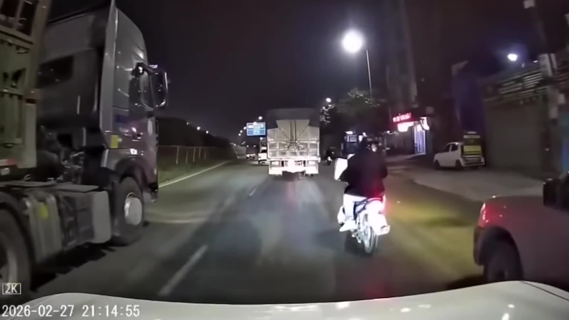 ba-nguoi-may-man-thoat-nan-sau-khi-bi-tat-dau-co-the-xet-hanh-vi-giet-nguoi-chua-dat-cua-tai-xe-xe-ban-tai-bao-dien-tu-tien-phong-1772585417.mp4