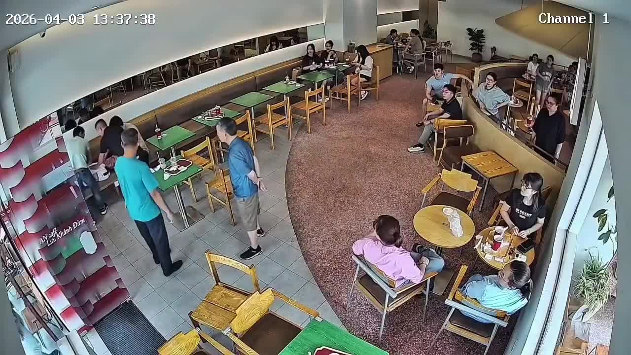 bac-si-cuu-nguoi-dan-ong-ngung-tuan-hoan-tai-quan-ca-phe-1-1775366817.mp4