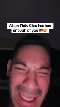 bat-cuoi-xem-chang-tay-meo-mom-khoc-meu-khi-hoc-tieng-viet-voi-thay-giao-ai-1766133893.mp4